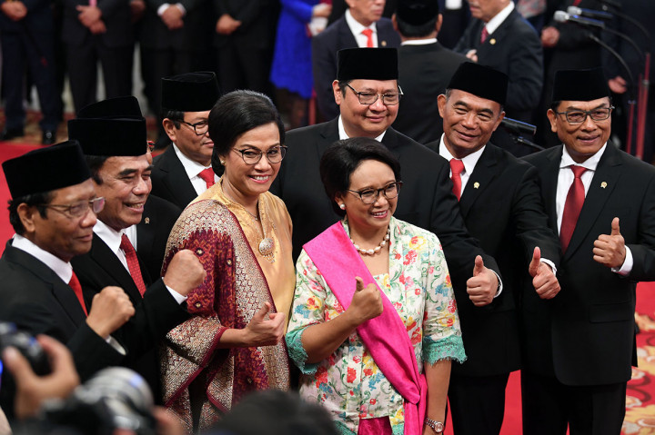 Sejumlah menteri Kabinet Indonesia Maju barpose sebelum mengikuti upacara pelantikan yang dipimpin oleh Presiden Joko Widodo di Istana Negara. Antara Foto/Wahyu Putro A