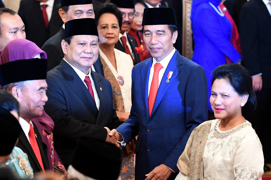 Presiden Joko Widodo (kedua kanan) didampingi Ibu Negara Iriana Joko Widodo (kanan) menyalami Menteri Pertahanan Prabowo Subianto seusai pelantikan menteri Kabinet Indonesia Maju di Istana Negara, Jakarta. Antara Foto/Wahyu Putro A