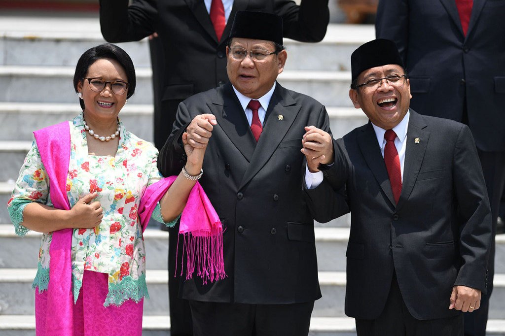 Presiden Joko Widodo (kedua kanan) didampingi Ibu Negara Iriana Joko Widodo (kanan) menyalami Menteri Pertahanan Prabowo Subianto seusai pelantikan menteri Kabinet Indonesia Maju di Istana Negara, Jakarta. Antara Foto/Wahyu Putro A