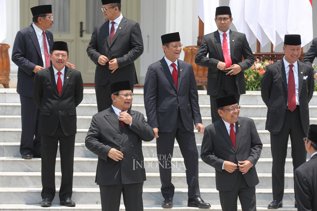 Senyum semringah para menteri sebelum foto bersama yang merupakan rangkaian pelantikan Kabinet Indonesia Maju di Halaman Istana Merdeka, Jakarta. MI/Ramdani