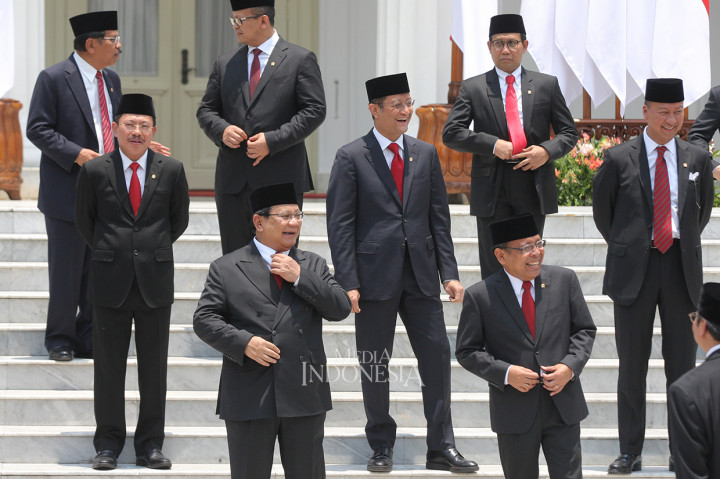 Senyum semringah para menteri sebelum foto bersama yang merupakan rangkaian pelantikan Kabinet Indonesia Maju di Halaman Istana Merdeka, Jakarta. MI/Ramdani