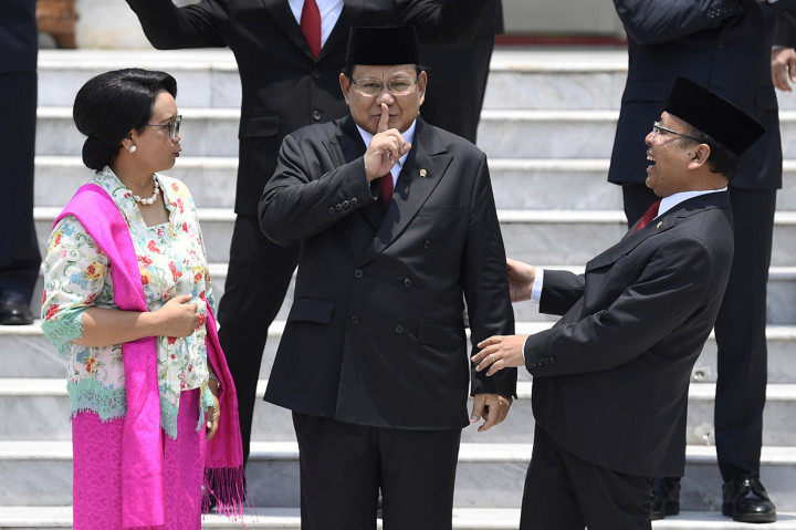 Menteri Luar Negeri Retno Marsudi berbincang dengan Menteri Pertahanan Prabowo Subianto dan Mensesneg Pratikno sebelum sesi foto bersama Kabinet Indonesia Maju di beranda Istana Merdeka, Jakarta. Antara Foto/Puspa Perwitasari