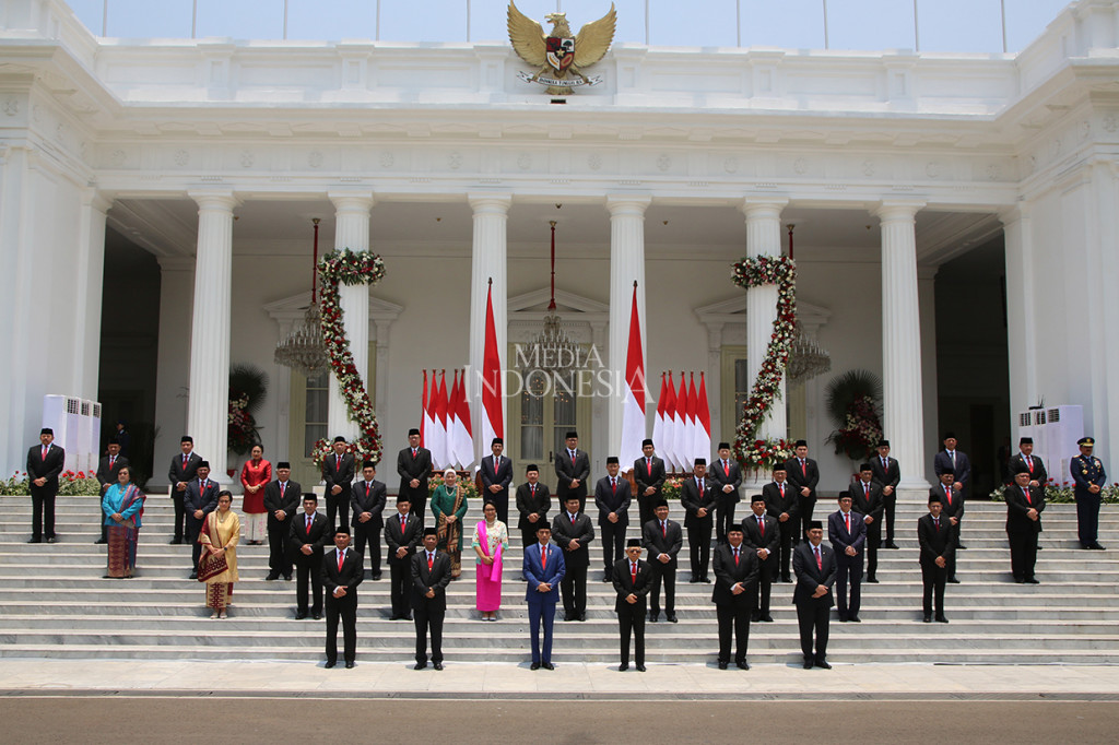 Potret deretan lengkap menteri Jokowi-KH Ma'ruf Amin saat sesi foto bersama di beranda Istana Merdeka, Jakarta. MI/Ramdani