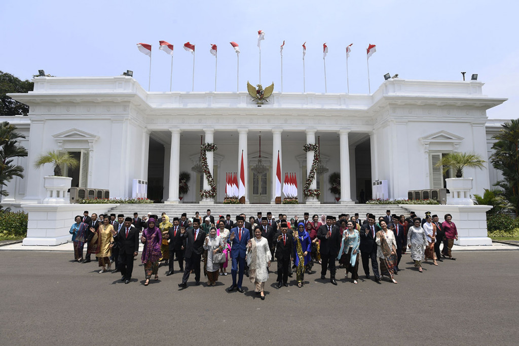 Presiden Joko Widodo didampingi Wapres Ma'ruf Amin berfoto bersama jajaran menteri Kabinet Indonesia Maju yang baru dilantik dengan didampingi istri dan suami mereka di Istana Merdeka, Jakarta. Jakarta. Antara Foto/Puspa Perwitasari