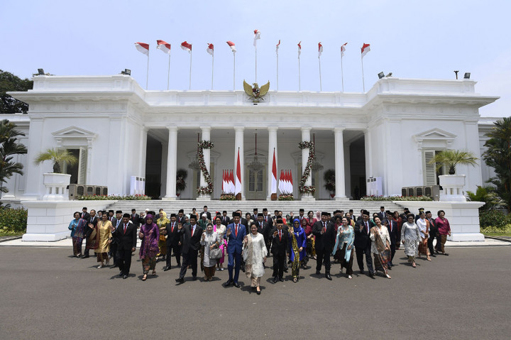Presiden Joko Widodo didampingi Wapres Ma'ruf Amin berfoto bersama jajaran menteri Kabinet Indonesia Maju yang baru dilantik dengan didampingi istri dan suami mereka di Istana Merdeka, Jakarta. Jakarta. Antara Foto/Puspa Perwitasari