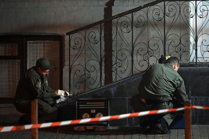 Juru bicara kepolisian Kiev Oksana Blyshchyk mengatakan kepada AFP bahwa salah seorang yang tewas adalah seorang mantan tentara yang bertempur melawan separatis yang didukung Rusia di timur negara itu. 