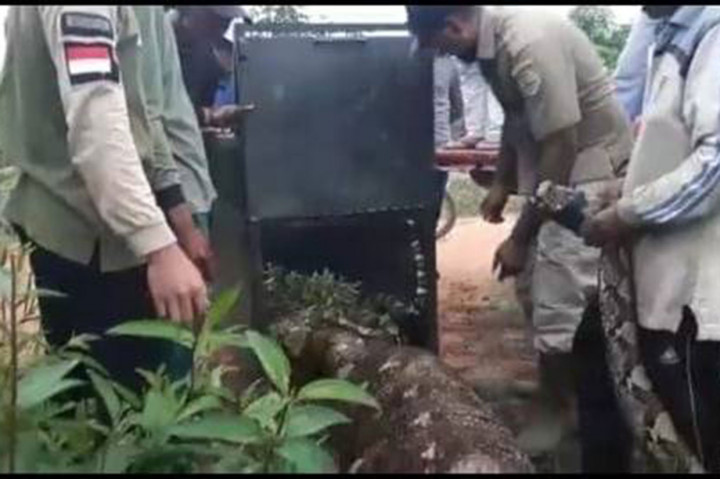 Ular tersebut kemudian dimasukkan ke dalam sebuah bok oleh beberapa petugas.