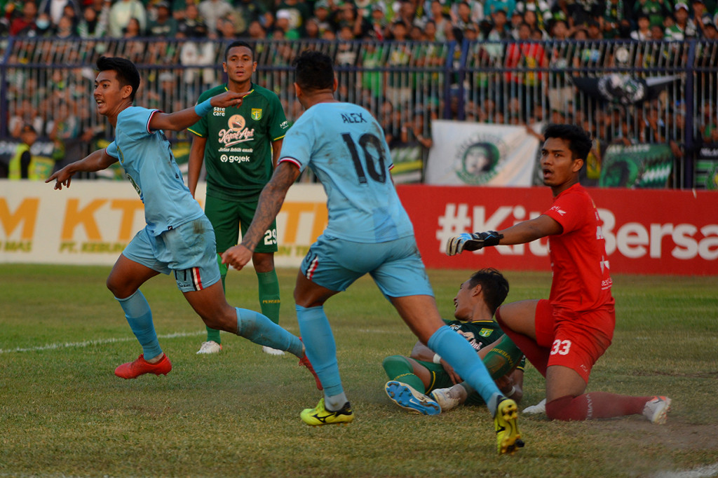 Pemain Persela, Malik Risaldi melakukan selebrasi usai menjebol gawang Persebaya Surabaya dalam pertandingan Liga 1 2019 di Stadion Surajaya Lamongan, Jawa Timur.