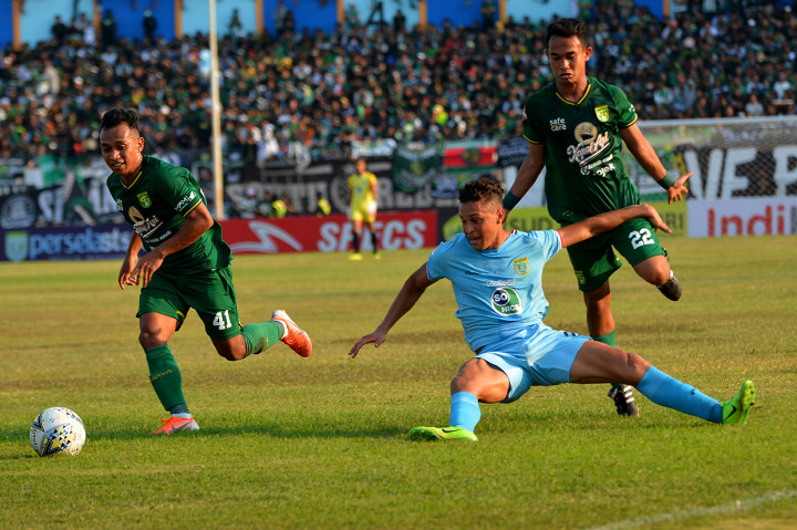 Kemenangan ini membuat tim asuhan Nil Maizar untuk sementara keluar dari zona degradasi dengan menempati peringkat ke-15. Persela mengoleksi 23 poin. Sedangkan Persebaya tertahan di posisi ke-8 dengan 31 poin.
