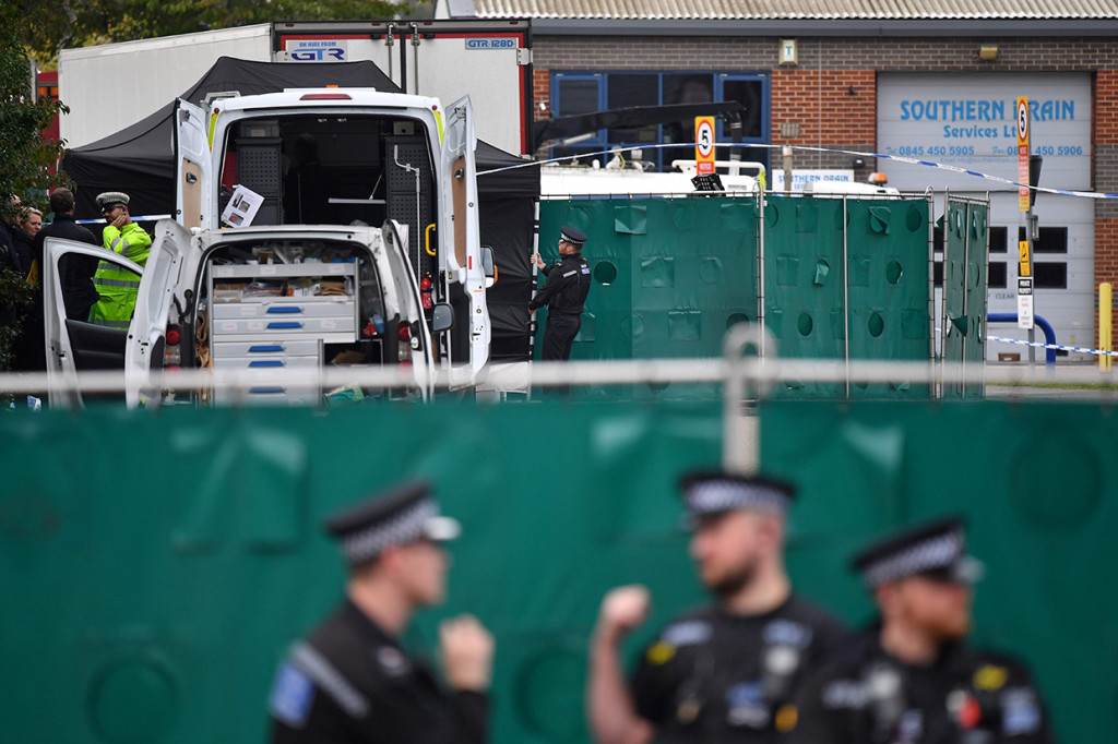 Sejumlah petugas polisi berjaga di dekat lokasi temuan kontainer truk berisi puluhan mayat di Grays, Essex, Inggris.