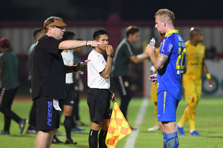 Pelatih Persib Bandung Robert Rene Alberts (kiri) memberikan arahan pada Kevin Bernard Van Kippersluis (kanan) saat laga melawan Bhayangkara FC dalam lanjutan Liga-1 Indonesia di Stadion PTIK, Jakarta.