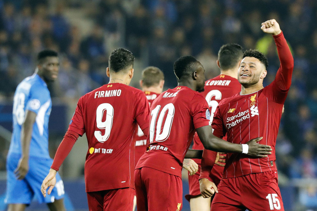 Oxlade-Chamberlain melakukan selebrasi bersama rekan-rekan setimnya.