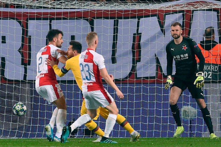 Barcelona unggul cepat saat laga baru berjalan tiga menit lewat sepakan kaki kiri Lionel Messi meneruskan umpan matang Arthur Melo.