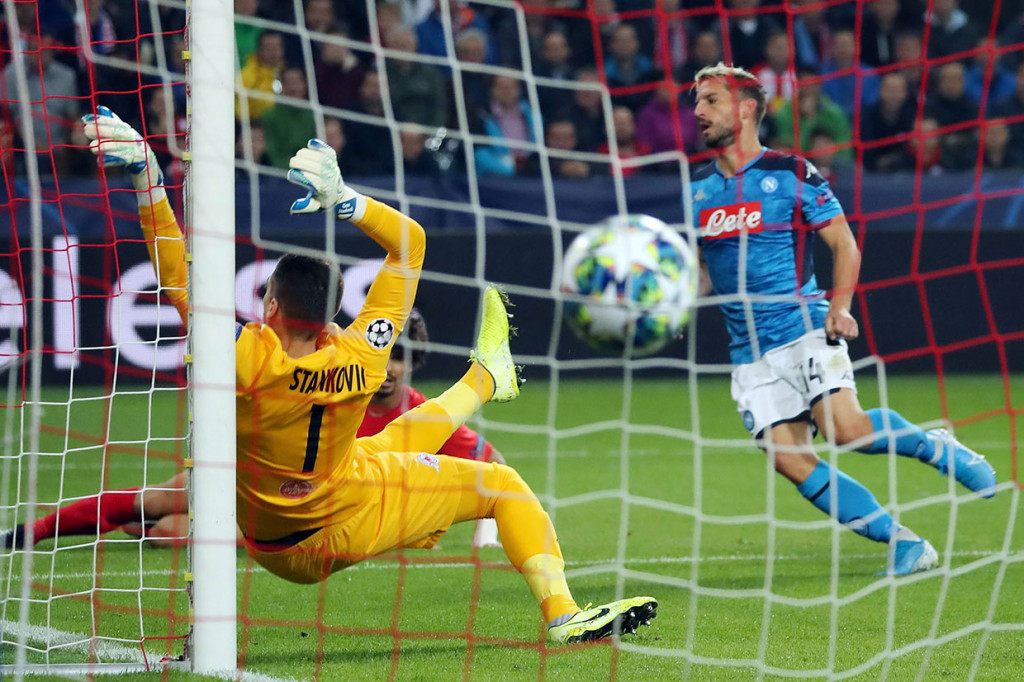 Tim tamu akhirnya unggul terlebih dahulu lewat tembakan Dries Mertens pada menit ke-17. Menerima umpan dari Jose Callejon, Mertens langsung merangsek ke dalam kotak penalti sebelum melepaskan tembakan keras yang menjebol gawang Salsburg yang dijaga Cican Stankovic.