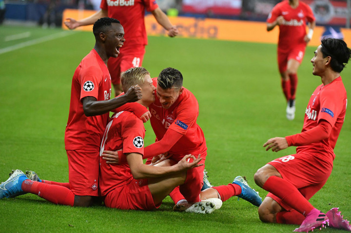 Haaland melakukan selebrasi bersama rekan-rekan setimnya.