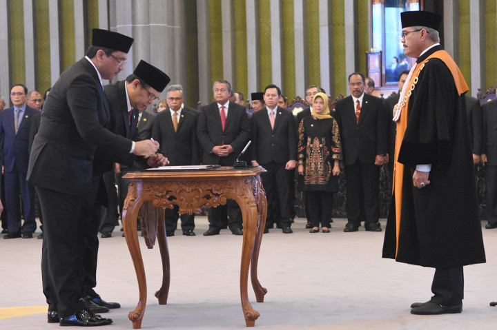 Ketua Mahkamah Agung (MA) Hatta Ali (kanan) menyaksikan Ketua dan Wakil Ketua Badan Pemeriksa Keuangan (BPK), Agung Firman Sampurna (kiri) dan Agus Joko Pramono (kedua kiri) menandatangani berita acara pelantikan saat upacara pengucapan sumpah jabatan di Gedung MA, Jakarta.