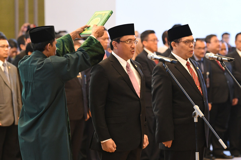 Rohaniwan mengambil sumpah Ketua dan Wakil Ketua Badan Pemeriksa Keuangan (BPK), Agung Firman Sampurna (kedua kiri) dan Agus Joko Pramono (kanan) saat upacara pengucapan sumpah jabatan di Gedung Mahkamah Agung (MA), Jakarta.