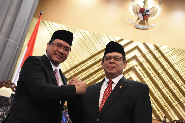 Ketua dan Wakil Ketua Badan Pemeriksa Keuangan (BPK), Agung Firman Sampurna (kiri) dan Agus Joko Pramono (kanan) berjabat tangan usai upacara pengucapan sumpah jabatan di Gedung Mahkamah Agung (MA), Jakarta.