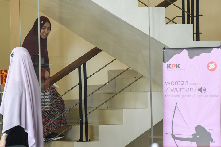 Istri mantan Menpora Imam Nahrawi, Shobibah Rohmah (atas) bersiap menjalani pemeriksaan di gedung KPK, Jakarta.