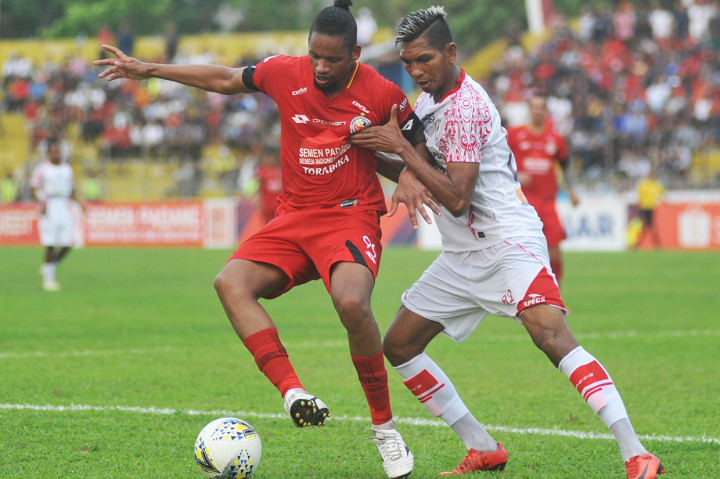 Pesepakbola Semen Padang FC Vanderley Francisco (kiri) berebut bola dengan pemain Persipura Valentino Telaubun (kanan), pada pertandingan lanjutan Liga 1 2019, di Stadion GOR H Agus Salim, Padang, Sumatera Barat. Dua gol Persipura Jayapura dicetak oleh Boaz Salossa pada menit ke-37 dan Todd Rivaldo Ferre pada menit ke-77. Sementara gol balasan tuan rumah dicetak Karl Max Berthelamy pada menit ke-15.