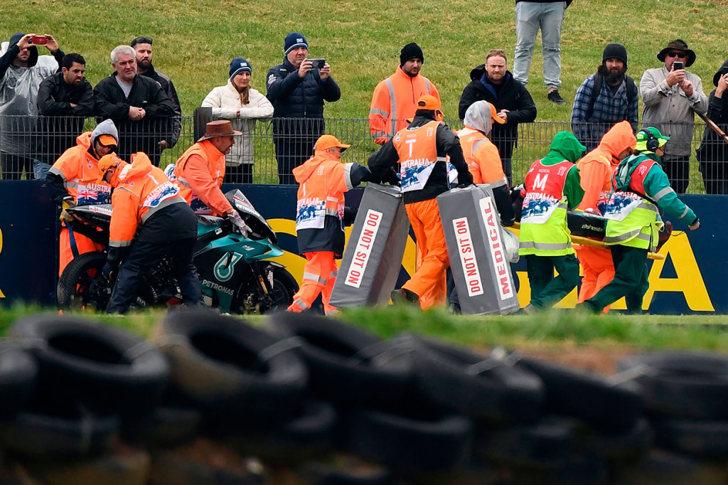 Pembalap Petronas Yamaha SRT Fabio Quartararo ditandu keluar lintasan usai mengalami kecelakaan pada sesi latihan bebas pertama (FP1) MotoGP Australia di Sirkuit Philip Island, Jumat, 25 Oktober 2019.