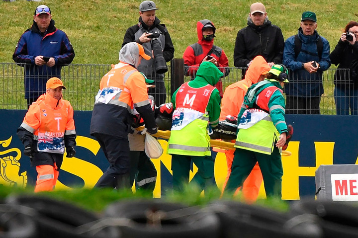 Rookie asal Prancis tersebut terpelanting dari motornya ketika kehilangan kendali di Tikungan 6 tiga menit jelang akhir sesi saat hujan mengguyur lintasan. Usai jatuh dia terlihat kesakitan dan memegang kaki kirinya, sebelum dibaw ake medical center. Kecelakaan membuat Quartararo absen di sesi latihan bebas kedua (FP2).