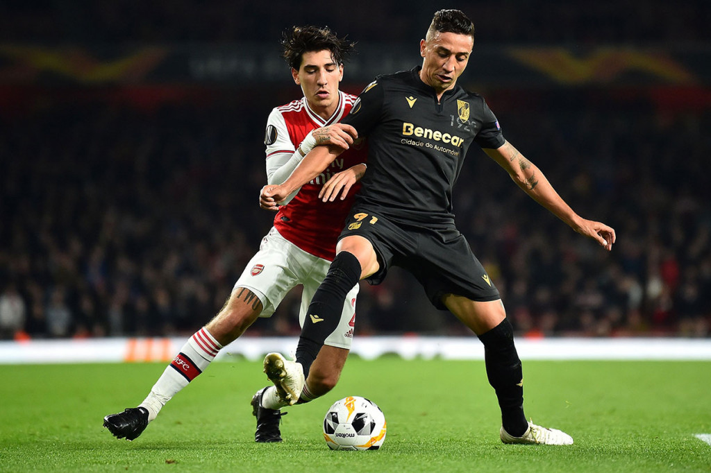 Bertanding di depan pendukung sendiri, Arsenal bermain tertekan dan kewalahan mendapat gempuran dari para pemain Vitoria de Guimaraes di awal laga.