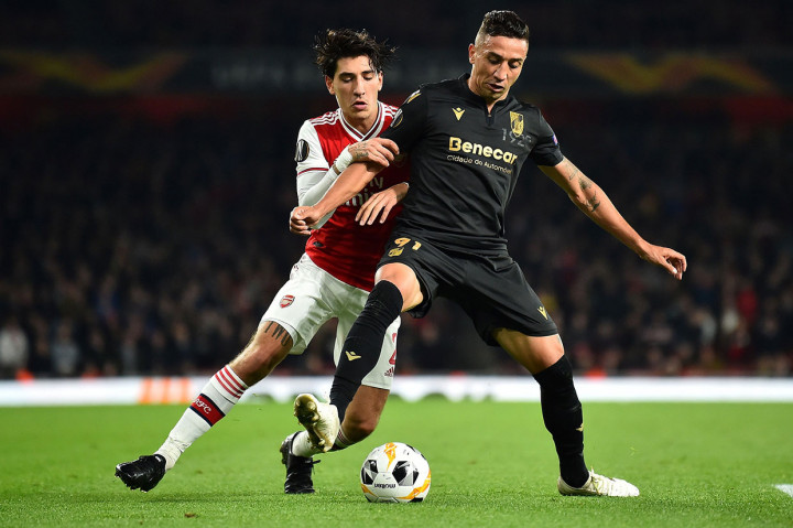 Bertanding di depan pendukung sendiri, Arsenal bermain tertekan dan kewalahan mendapat gempuran dari para pemain Vitoria de Guimaraes di awal laga.