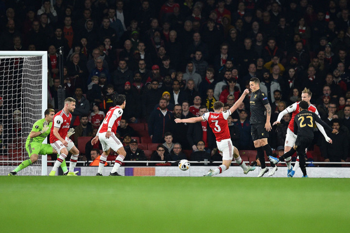 Tuan rumah akhirnya tertinggal terlebih dahulu lewat Marcus Edwards pada menit ke-8. Memanfaatkan rapuhnya pertahanan Arsenal, sepakan Marcus Edwards berhasil memperdaya kiper Emiliano Martinez.