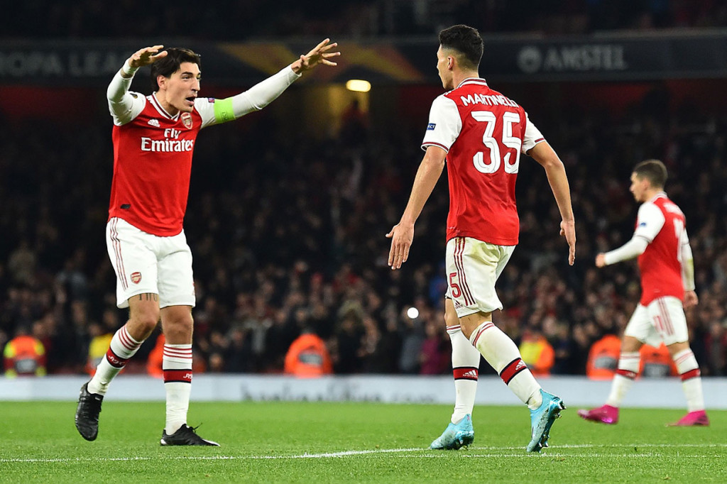 Gabriel Martinelli melakukan selebrasi bersama Hector Bellerin.