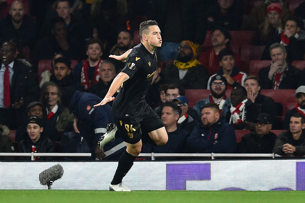 Empat menit berselang Arsenal kembali tertinggal lewat gol Bruno Duarte. Skor 1-2 bertahan hingga jeda.
