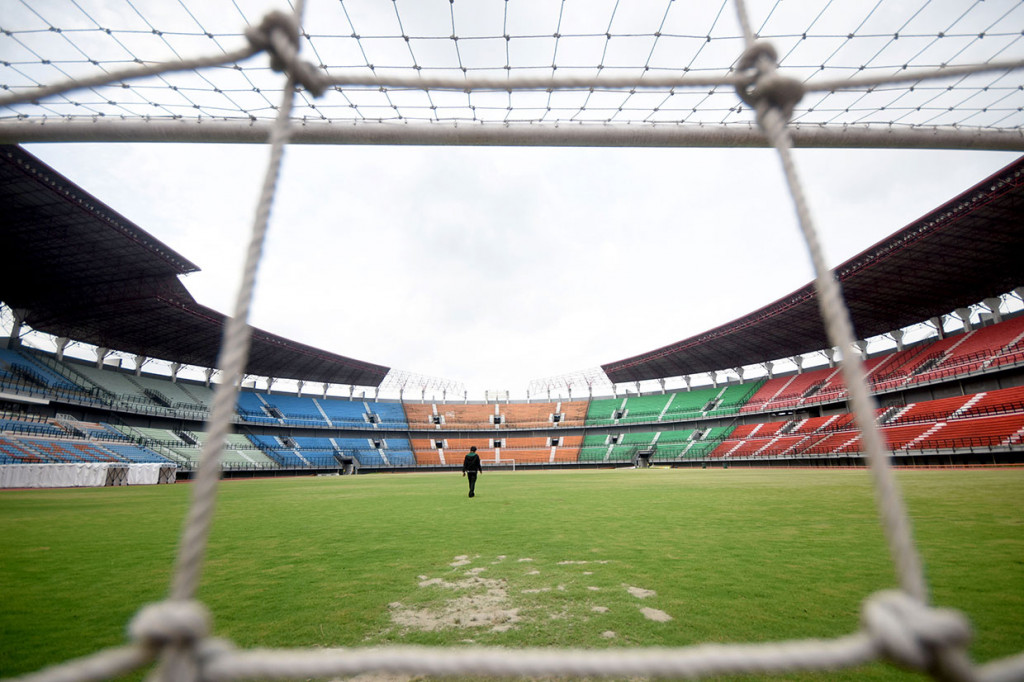 Stadion Gelora Bung Tomo adalah sebuah stadion serbaguna di Surabaya, Indonesia yang merupakan bagian dari kompleks olahraga Surabaya Sport Center. Stadion Gelora Bung Tomo berkapasitas 50 ribu penonton. Antara Foto/M Risyal Hidayat