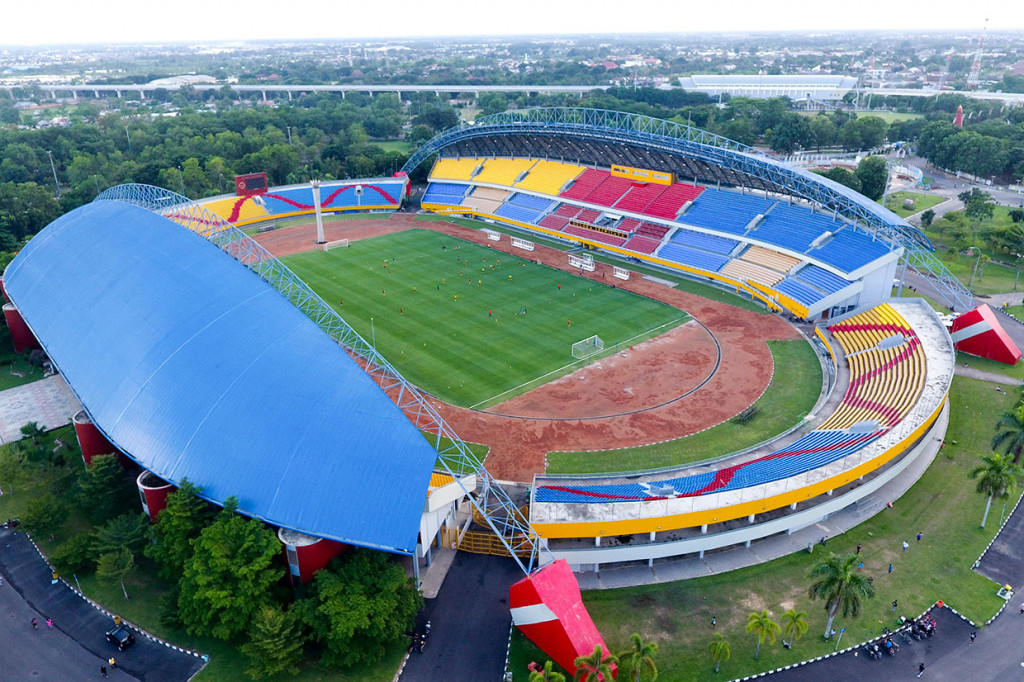 Stadion Gelora Sriwijaya adalah stadion multifungsi terbesar ketiga di Indonesia setelah Stadion Utama Gelora Bung Karno dan Stadion Utama Palaran. Berlokasi di Palembang, Indonesia, stadion ini juga diakui sebagai salah satu stadion terbaik yang bertaraf internasional. Stadion Gelora Sriwijaya Jakabaring menampung hingga 45 ribu penonton. Antara Foto/Nova Wahyudi