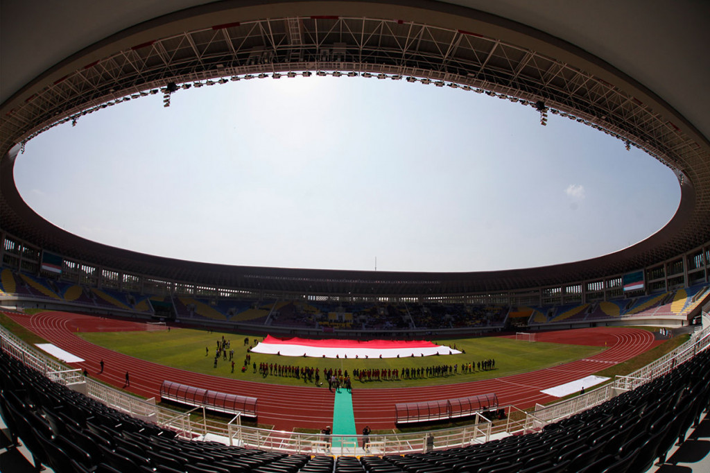 Stadion Manahan Solo telah selesai direnovasi dengan anggaran Rp301 miliar. Stadion tersebut memiliki kapasitas 20 ribu  penonton dengan rumput lapangan jenis Zoysia Japonica dan cahaya lampu hingga 1.500 lux. Antara Foto/Maulana Surya