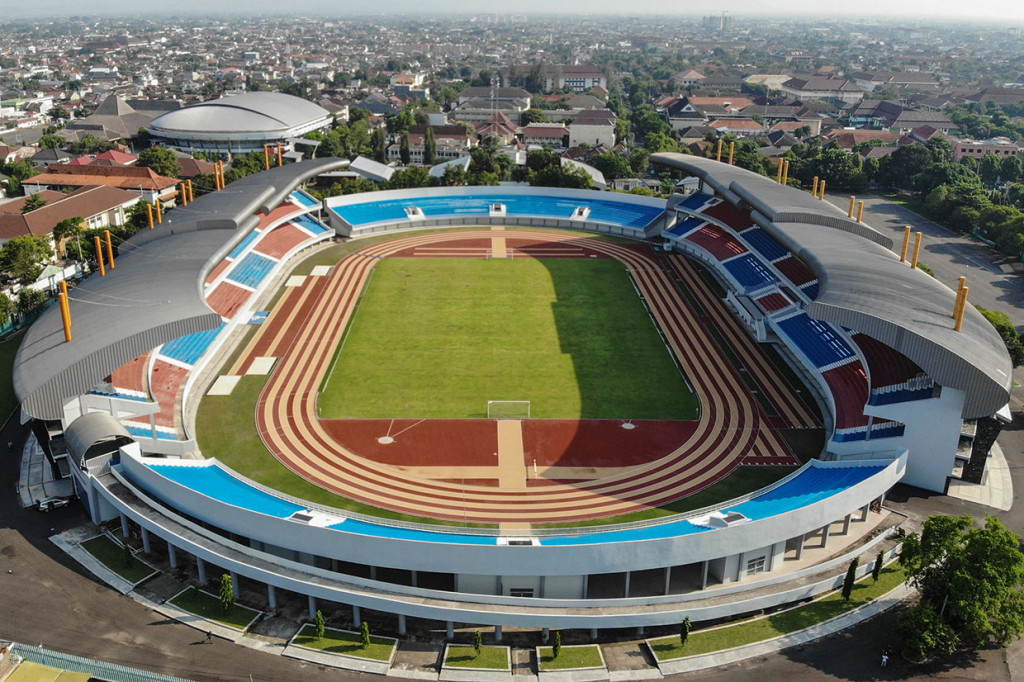 Foto aerial Stadion Mandala Krida di Baciro, DI Yogyakarta. Stadion bertaraf internasional yang direnovasi sejak 2013 itu menghabiskan anggaran sekitar Rp. 174,4 miliar. Antara Foto/Hendra Nurdiyansyah