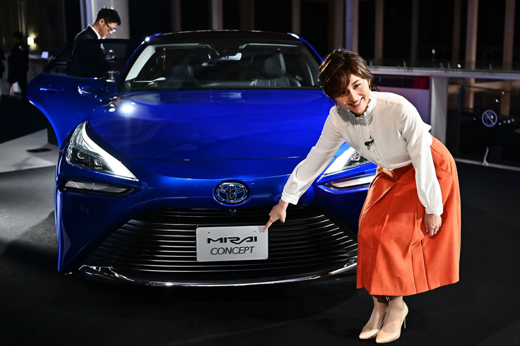 Generasi kedua Toyota Mirai yang bila dilihat dari eksteriornya sangat masif perubahannya.    Sungguh, makin keren dan stylist. Tampil dengan warna biru metalic yang menawan Toyota New Mirai terlihat menyolok. Perpaduan warna dan lekuk tubuh yang makin sporty dan elegan membuat Toyota Mirai terlihat seperti bukan hanya sekedar sedan zero emission.
