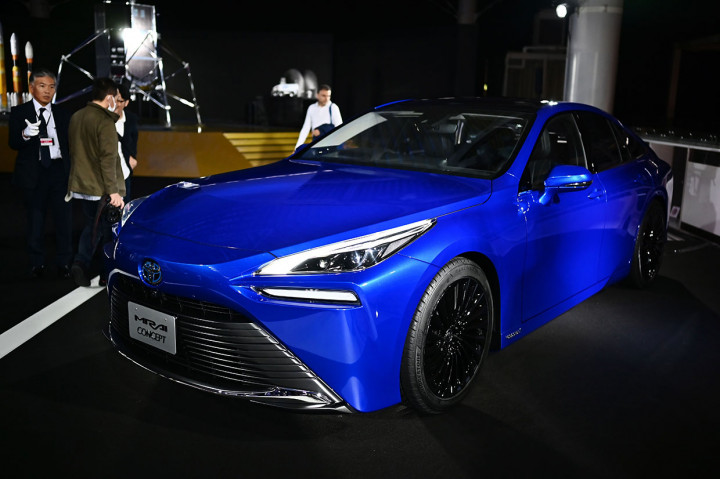 Desain baru itu terlihat tidak hanya dari eksterior yang lebih sporty dengan ruang kabin yang lebih luas dan nyaman bagi penumpang sehingga Toyota Mirai bisa diisi oleh 4-5 orang, namun juga driving performance juga ditingkatkan, termasuk peningkatan 30 persen daya jelajah dibandingkan generasi pertama. 