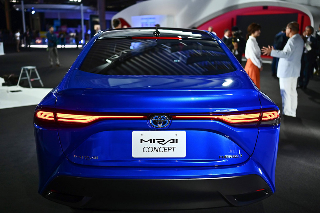 Toyota Mirai generasi kedua yang dijadwalkan diluncurkan pada akhir 2020 itu didesain ulang berdasarkan mobil premium penggerak roda belakang Toyota yang telah disematkan platform TNGA sehingga lebih lincah dengan kinerja mengemudi yang lebih baik, kemudian ditopang desain yang ramping dan elegan.  