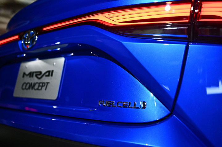 Berbeda dengan generasi pertama, Toyota Mirai terbaru itu lebih panjang 85 mm menjadi 4.975 mm, lebih lebar 70 mm menjadi 1.885 mm, dan lebih rendah 65 mm menjadi 1.470, serta wheel base lebih panjang 140mm menjadi 2.920 mm. Mobil hidrogen yang menawan itu di ajang Tokyo Motor Show itu, bukan dipajang di booth Toyota, tapi di 'Future Expo' yang ada di Megaweb pada 24 Oktober hingga 4 November 2019.