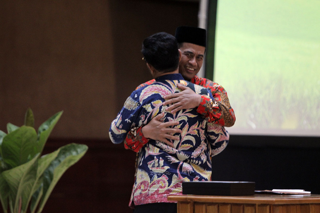 Menteri Pertanian periode 2014-2019 Andi Amran Sulaiman berpelukan dengan Mentri Pertanian periode 2019-2024 Syahrul Yasim Limpo saat acara serah terima jabatan Menteri Pertanian di Auditorium F Kementrian Pertanian, Jakarta, Jumat, 25 Oktober 2019. Momen tersebut terjadi usai keduanya menandatangani surat tanda penyerahan jabatan Mentan. 
