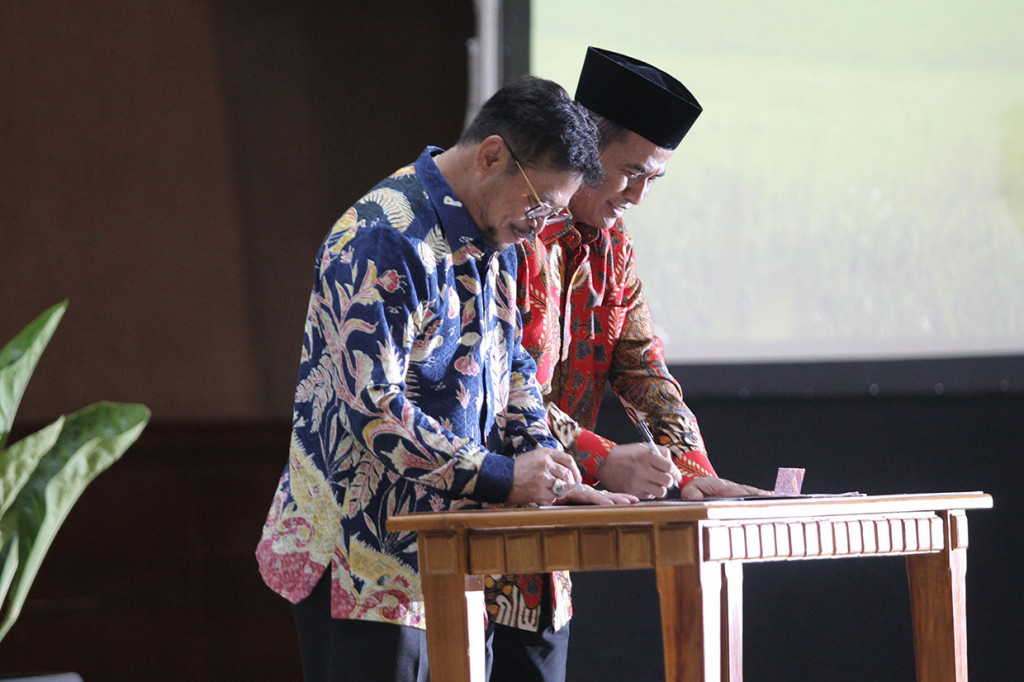 Andi Amran Sulaiman dan Syahrul Yasin Limpo menandatangani surat tanda penyerahan jabatan Menteri Pertanian.