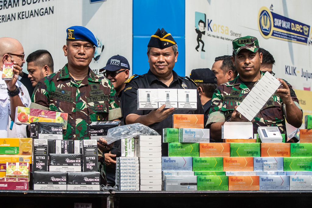 Direktur Kepabean Internasional dan Antar Lembaga Ditjen Bea Cukai Syarif Hidayat (tengah) bersama Dirbinlidpamfik Puspomad Kolonel Cpm Anggiat Napitupulu (kiri) dan Asisten Operasi Garbisum Tetap I/Jakarta Kolonel Inf Herwin Rizayan menunjukkan barang bukti hasil penindakan barang kena cukai di Kantor Ditjen Bea Cukai, Rawamangun, Jakarta, Jumat, 25 Oktober 2019. 
