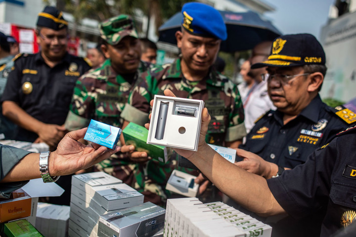 Dari penindakan tersebut Ditjen Bea Cukai dengan dukungan POM TNI AD dan Garnisium Tetap I/Jakarta berhasil mengamankan barang bukti tanpa pita cukai berupa kurang lebih 8.084.260 batang rokok, 37.180 rokok elektrik, 21.650 gram tembakau iris, 2.700 batang cerutu, 228 botol minuman keras, 2.000 esesens dan ekstrak tembakau impor jenis catridge beserta device berbagai merek, heatsticks device, dan bukti transaksi.