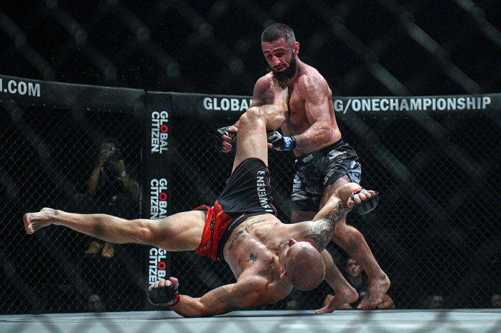 Kiamrian Abbasov berhasil merebut sabuk juara dunia kelas menengah (Welterweight) dari Zebaztian Kadestam dengan kemenagnan angka mutlak.