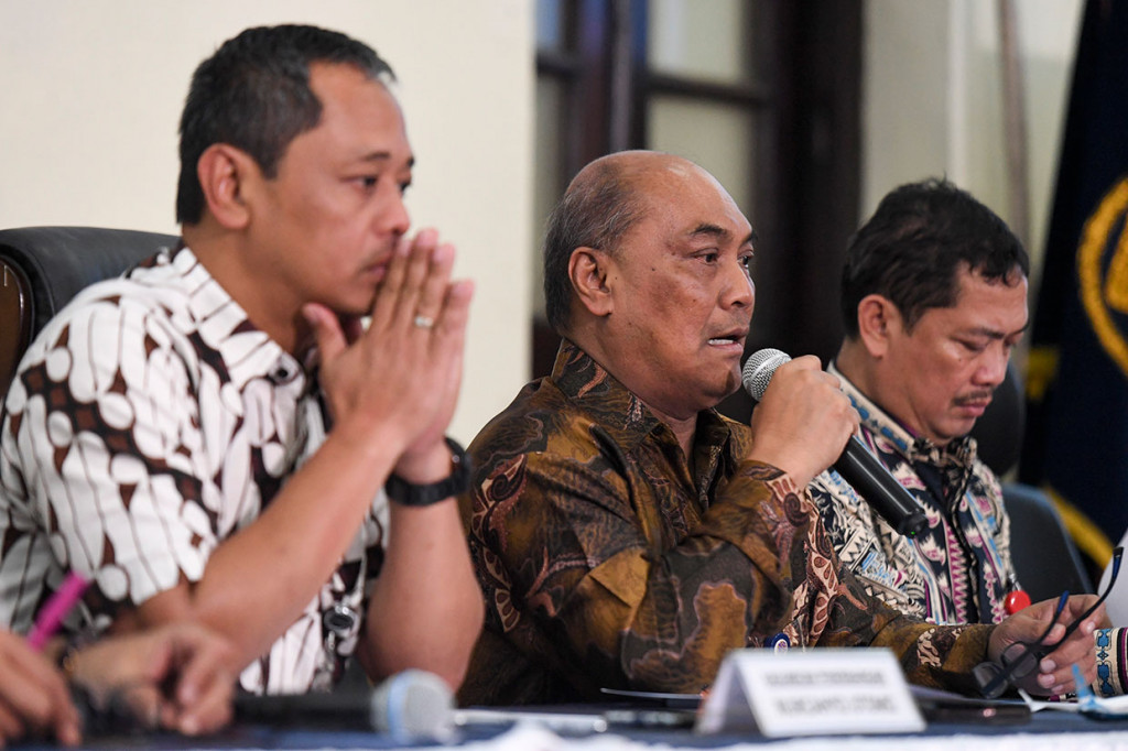 Ketua Komite Nasional Keselamatan Transportasi (KNKT) Soerjanto Tjahjono (tengah) didampingi Wakil Ketua Haryo Satmiko (kanan) dan Ketua Sub Komite Investigasi Kecelakaan Penerbangan Nurcahyo Utomo memberikan keterangan pers terkait hasil investigasi kecelakaan Lion Air JT 610, di Kantor KNKT, Jakarta, Jumat, 25 Oktober 2019. Antara Foto/Hafidz Mubarak A