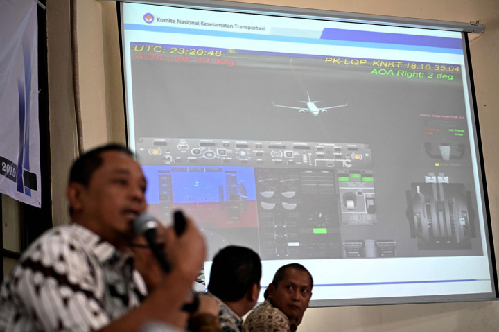 Sembilan faktor yang menjadi penyebab kecelakaan tersebut  di antaranya desain dan sertifikasi pesawat Boeing 737-8 MAX dibuat asumsi terkait reaksi pilot terhadap kerusakan yang akan mengaktifkan Maneuvering Characteristics Augmentation System (MCAS), tidak ada panduan mengenai MCAS untuk pilot, serta miskalibrasi pada sensor AOA pesawat. AFP/Bay Ismoyo