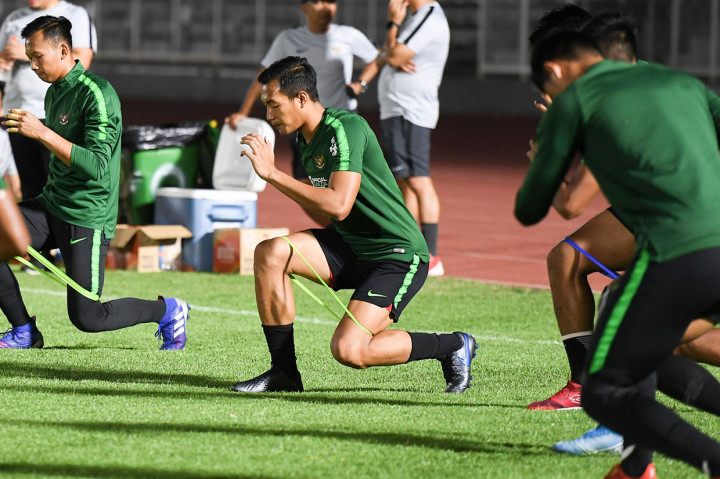 Pemain timnas senior Hansamu Yama (tengah) mengikuti pemusatan latihan nasional (Pelatnas) Timnas U-23 di Stadion Madya Gelora Bung Karno, Senayan, Jakarta, Jumat, 25 Oktober 2019.