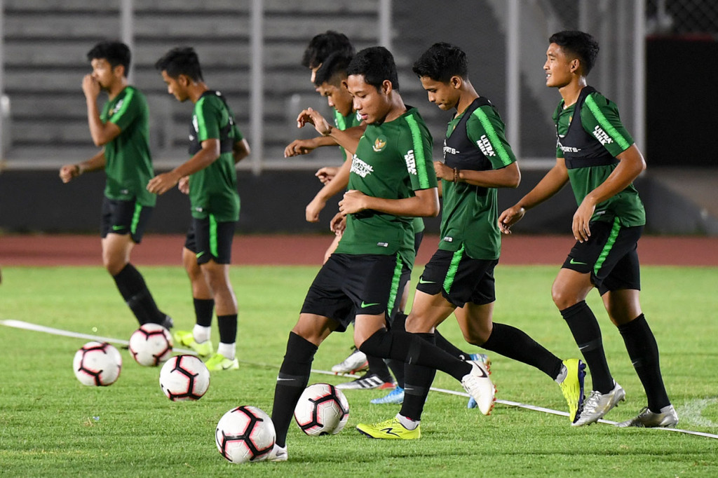 Sejumlah pemain Timnas U-23 dan pemain Timnas senior Evan Dimas (tengah) mengikuti pemusatan latihan nasional (Pelatnas) di Stadion Madya Gelora Bung Karno, Senayan, Jakarta.