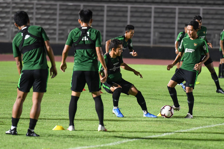 Pada ajang SEA Games cabang sepak bola diperbolehkan mengikutsertakan dua pemain senior atau di atas usia 20 tahun. Nantinya pelatih Indra Sjafri harus meninggalkan salah satu dari tiga pemain timnas senior tersebut.