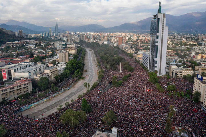 Pandangan udara menunjukkan jutaan warga Chile melakukan unjuk rasa memenuhi jalan-jalan di Santiago, Jumat, 25 Oktober 2019 waktu setempat.